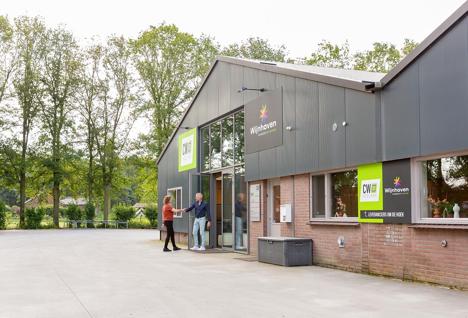 Klant wordt welkom geheten bij het pand van CW Kozijnen in Hegelsom