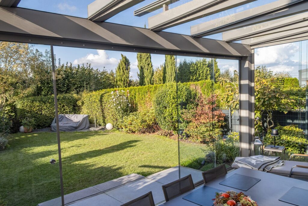 Aluxe UltraLine Compact met panoramaschuifwanden en bovendaks zonwering