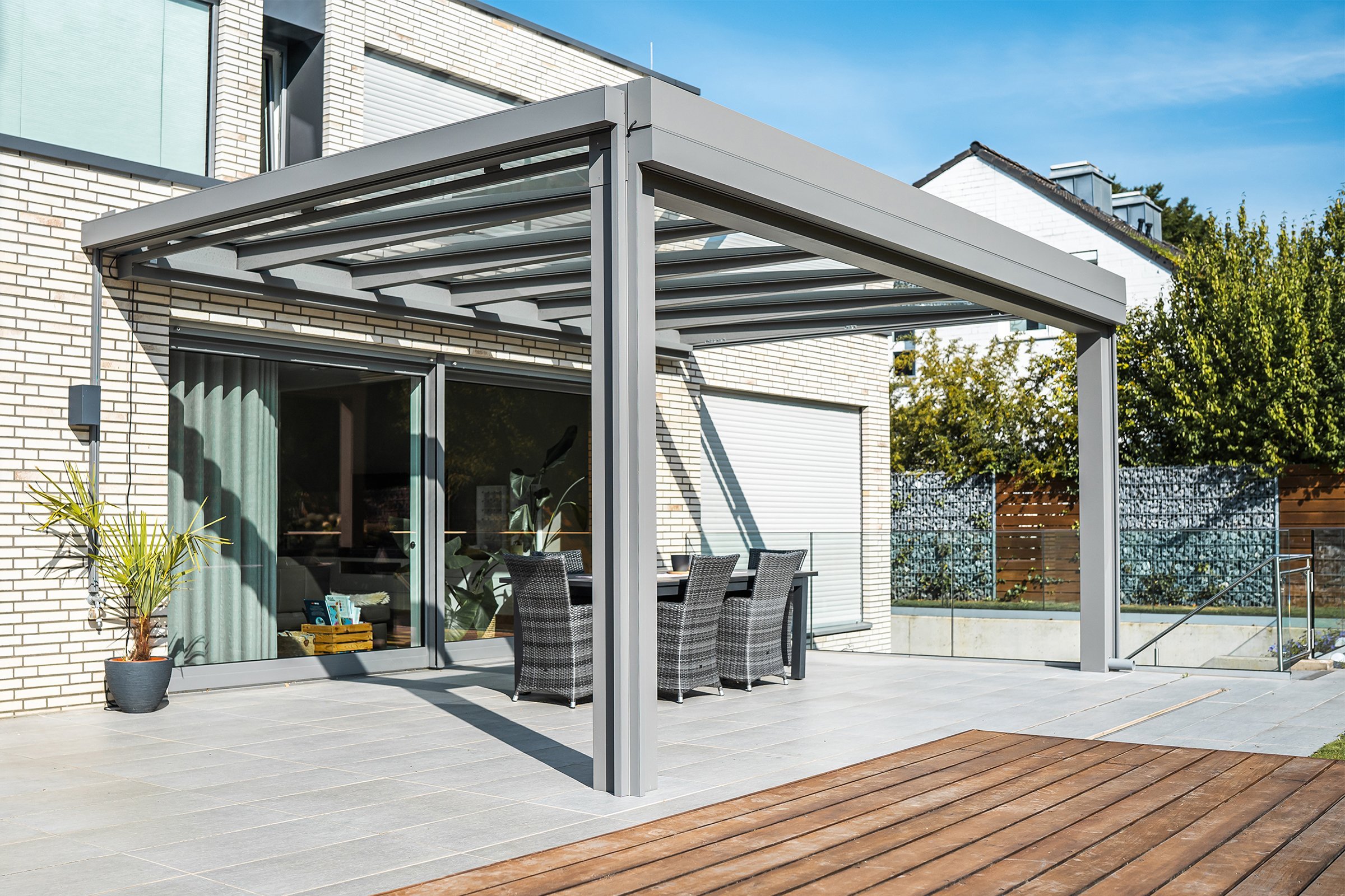 Aluxe UltraLine Style in donkergrijs metallic aan een moderne woning